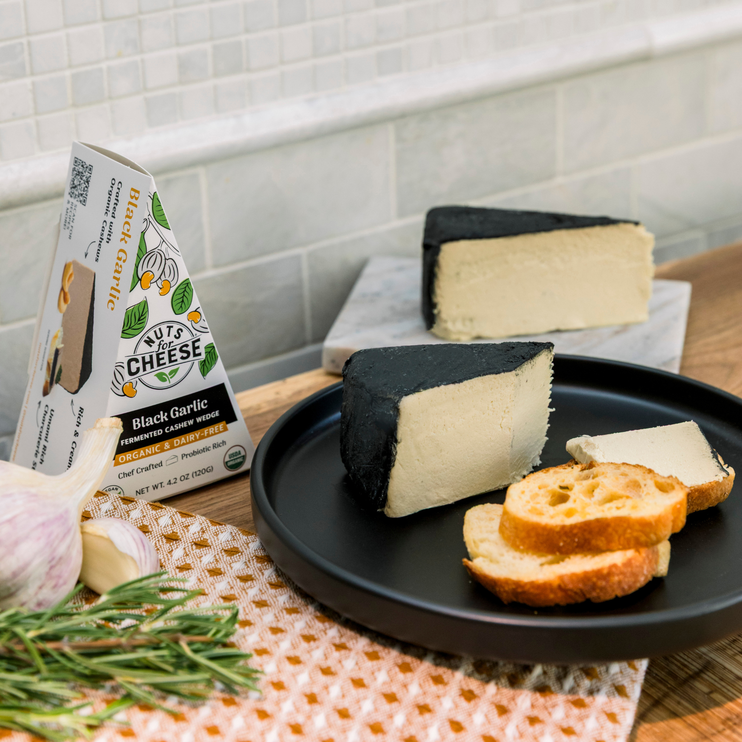Nuts For Cheese Black Garlic fromage végétal ail noir affiné