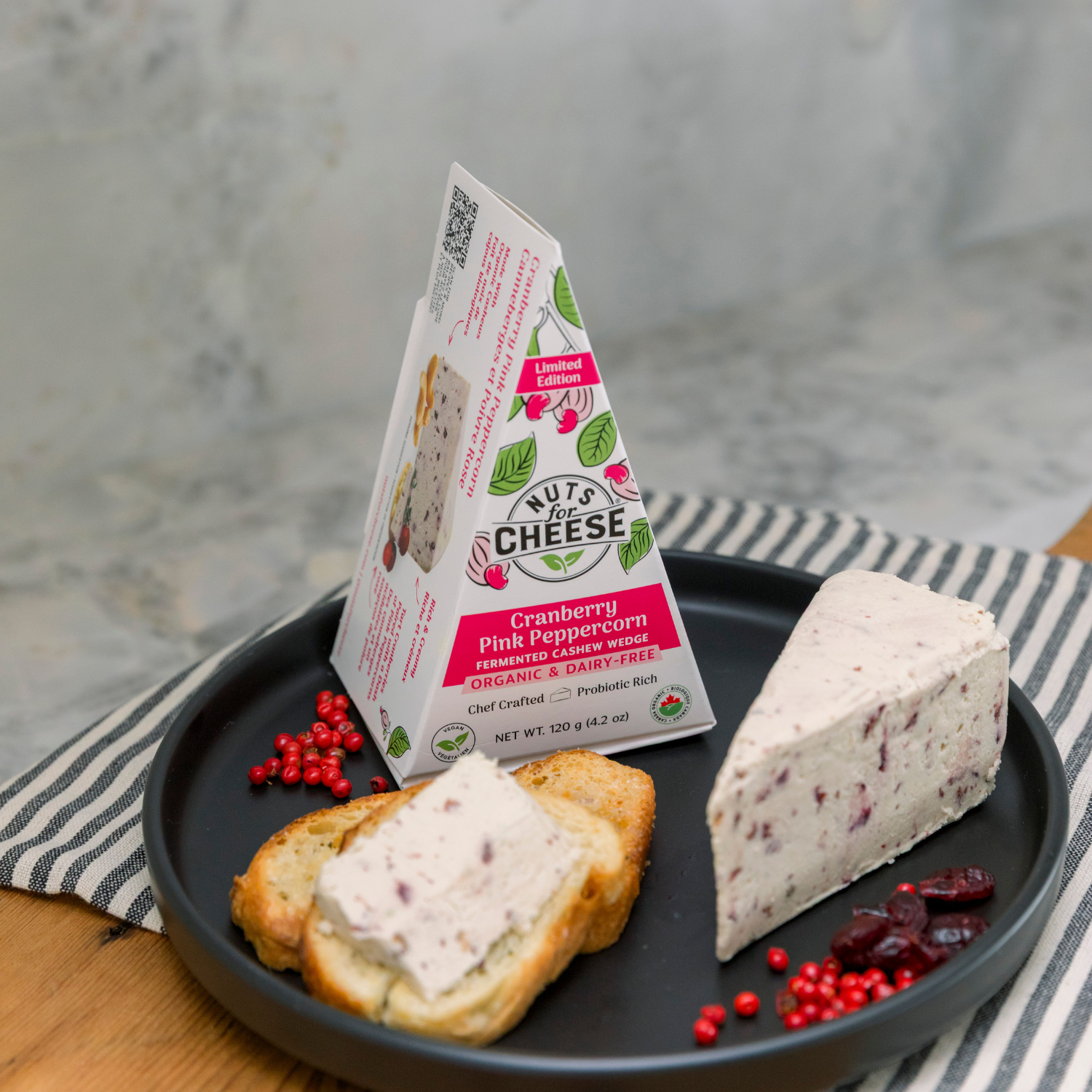 Nuts For Cheese Cranberry Pink Peppercorn fromage végétal canneberge
