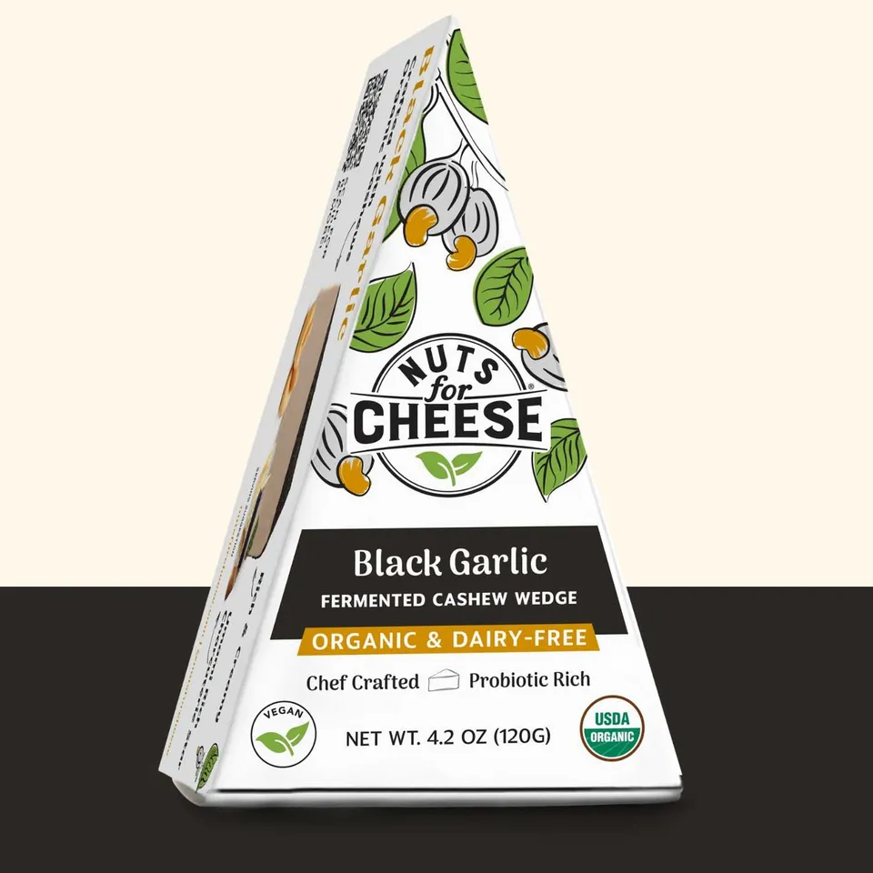 Nuts For Cheese Black Garlic fromage végétal ail noir affiné